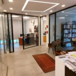 מבט כללי- חדרי עבודה ועמדת קבלה במשרד במגדל WE