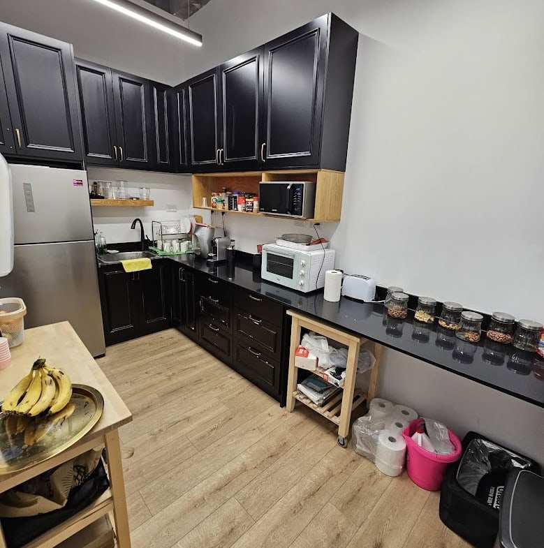 מטבח גדול ויפה במשרד להשכרה בגיבור ספורט בבורסה