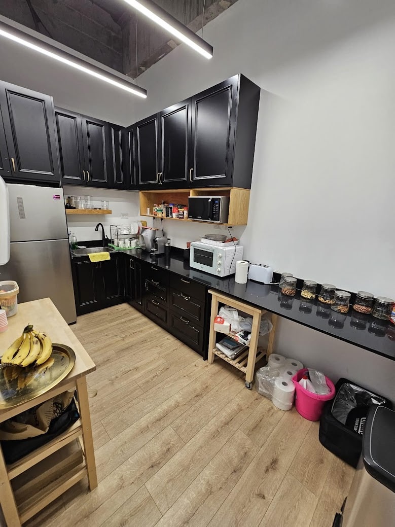 מטבח גדול ויפה במשרד להשכרה בגיבור ספורט בבורסה