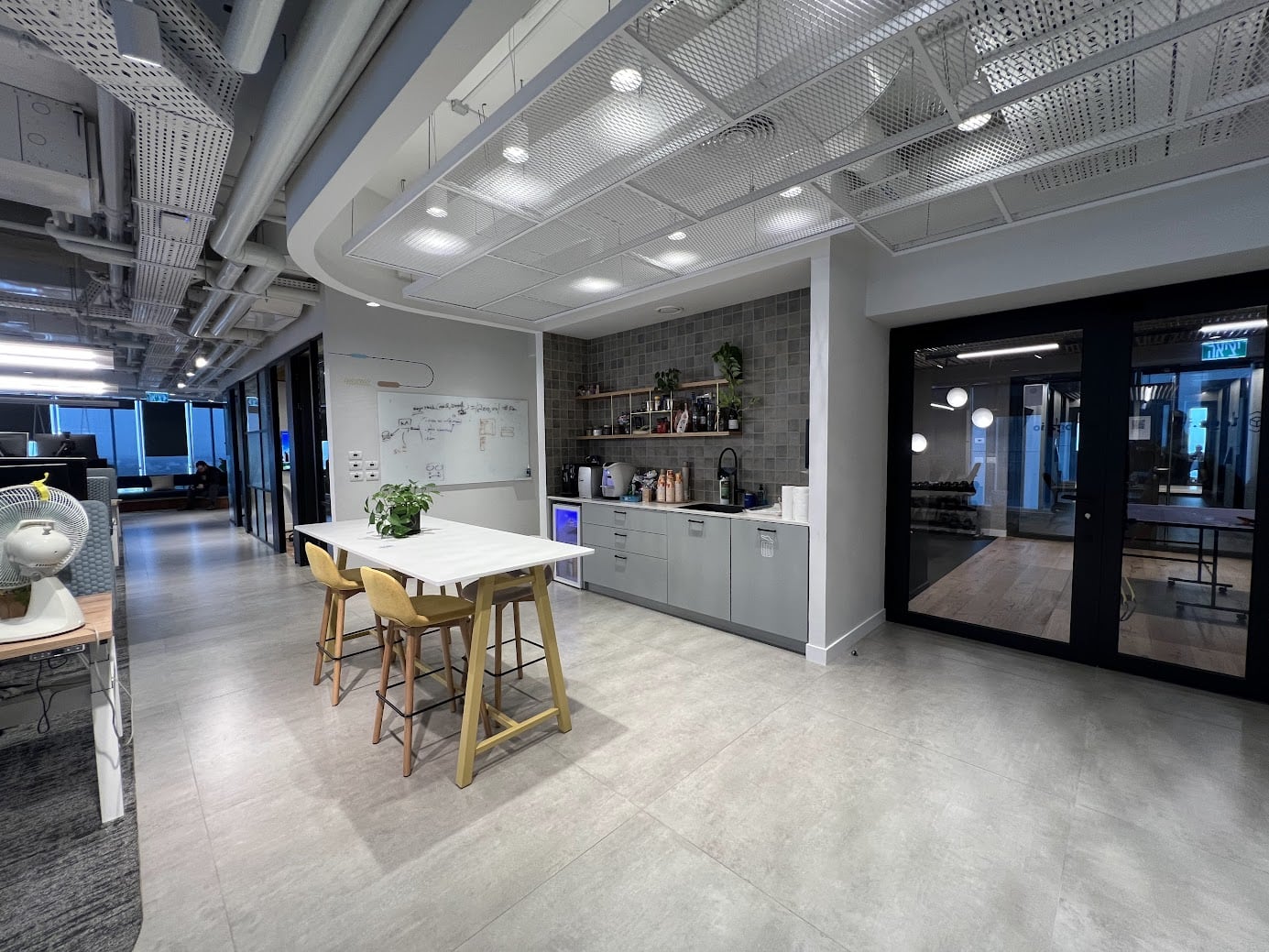 מטבח מאובזר במשרד להשכרה במגדל סקיי