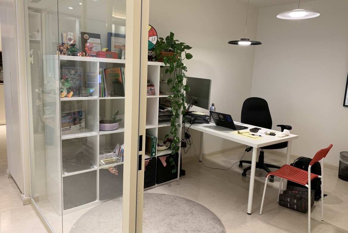 חדר עבודה במשרד בקומה גבוהה במגדל מידטאון