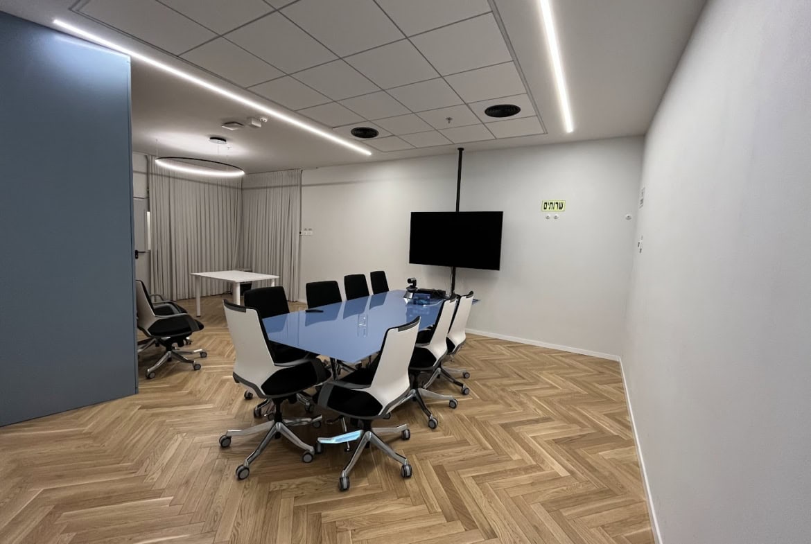 חדר ישיבות גדול במשרד להשכרה במגדל WE