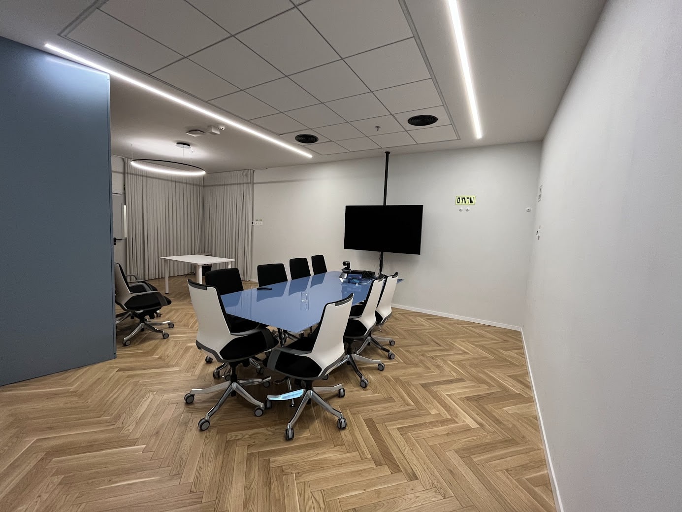 חדר ישיבות גדול במשרד להשכרה במגדל WE