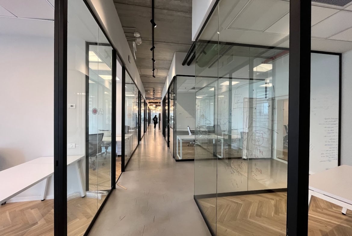 חלוקה לחדרי עבודה- מבט כללי משרד במגדל WE