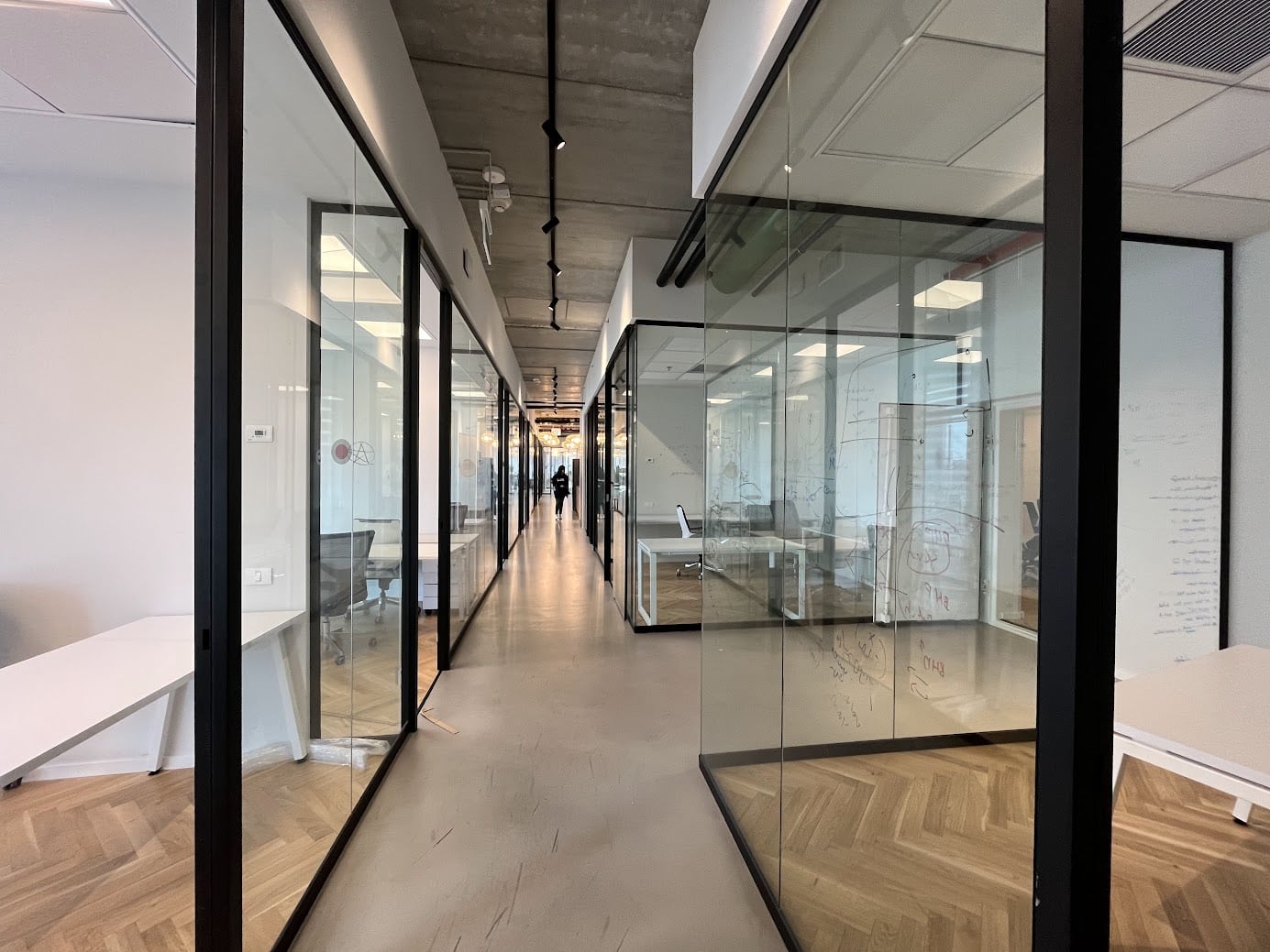 חלוקה לחדרי עבודה- מבט כללי משרד במגדל WE