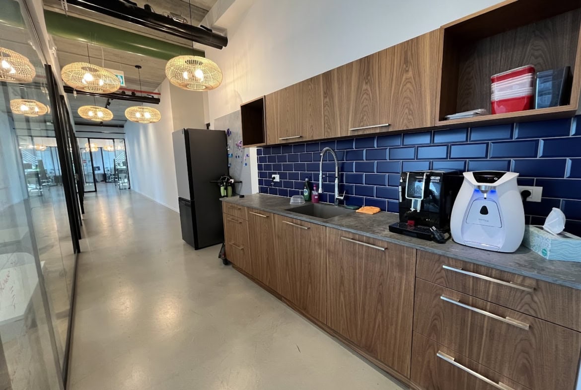 מטבח מאובזר במשרד להשכרה במגדל WE