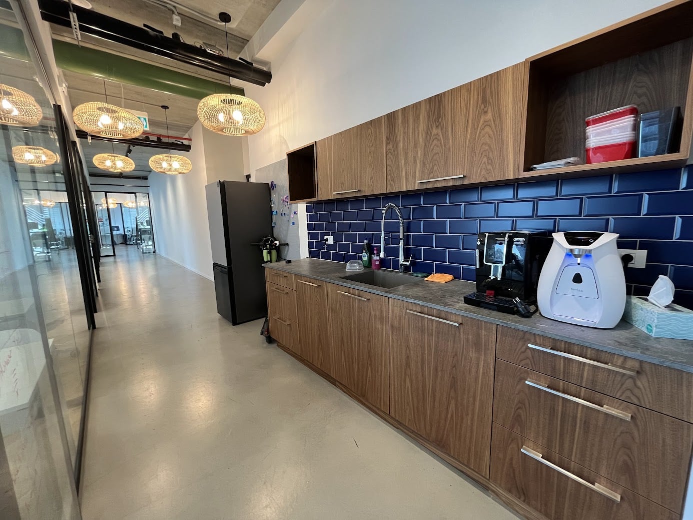 מטבח מאובזר במשרד להשכרה במגדל WE