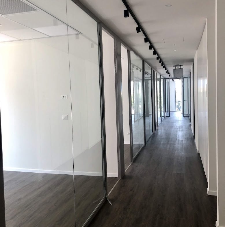מסדרון וחלוקה לחדרי עבודה במשרד במגדל WE