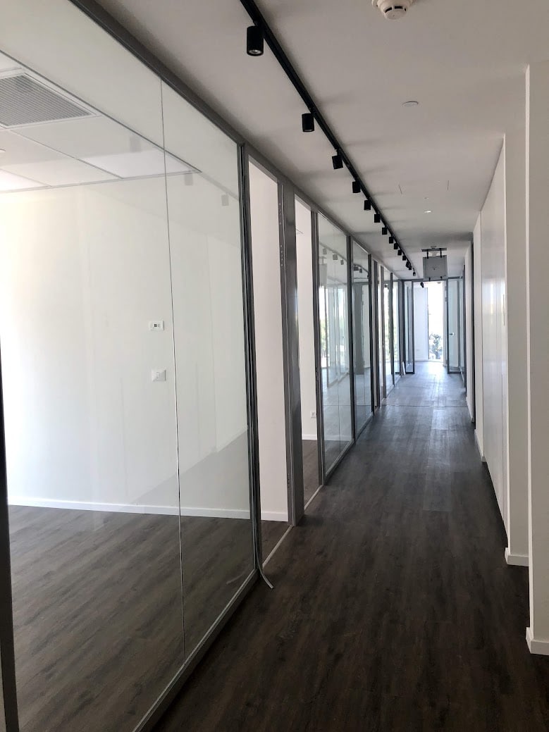 מסדרון וחלוקה לחדרי עבודה במשרד במגדל WE