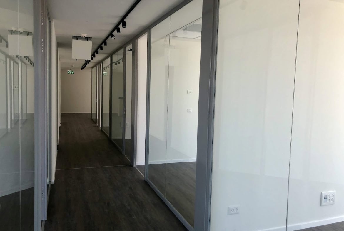 חלוקה לחדרי עבודה במשרד להשכרה 176 מ