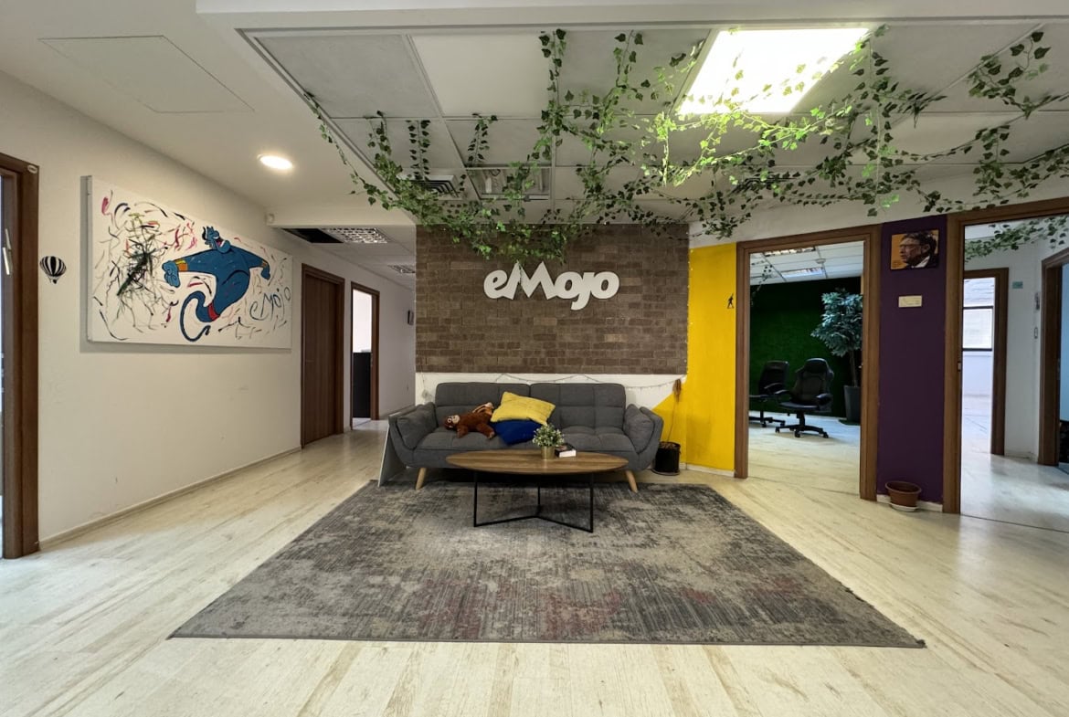 פינת ישיבה/ לאונג' במשרד להשכרה ברחוב קרליבך