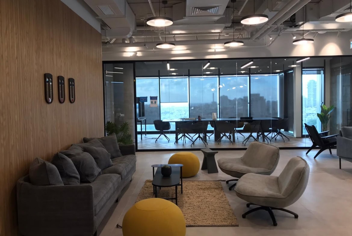 אזור לאונג'/ פינת ישיבה במשרד להשכרה במגדל רסיטל