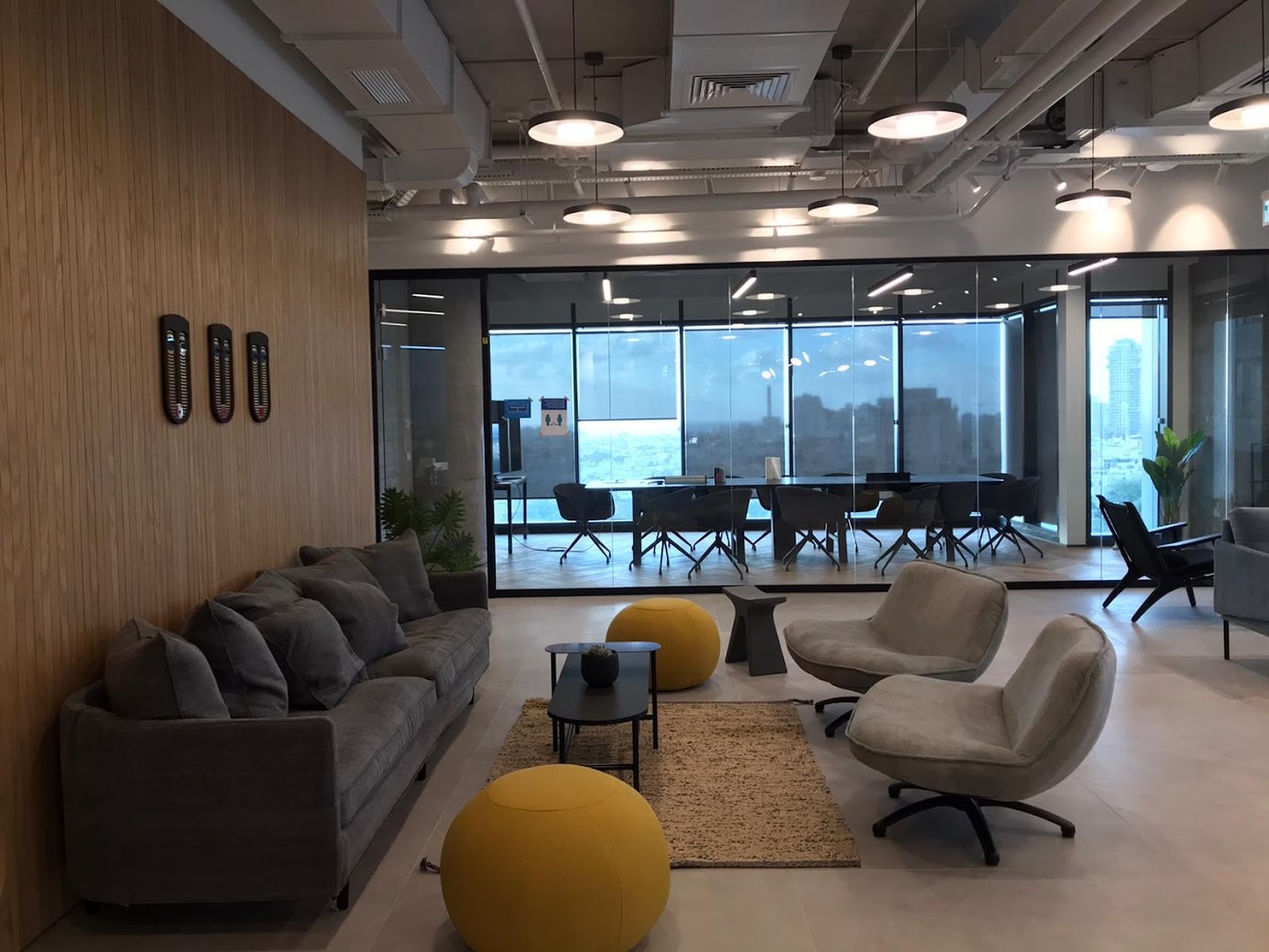 אזור לאונג'/ פינת ישיבה במשרד להשכרה במגדל רסיטל