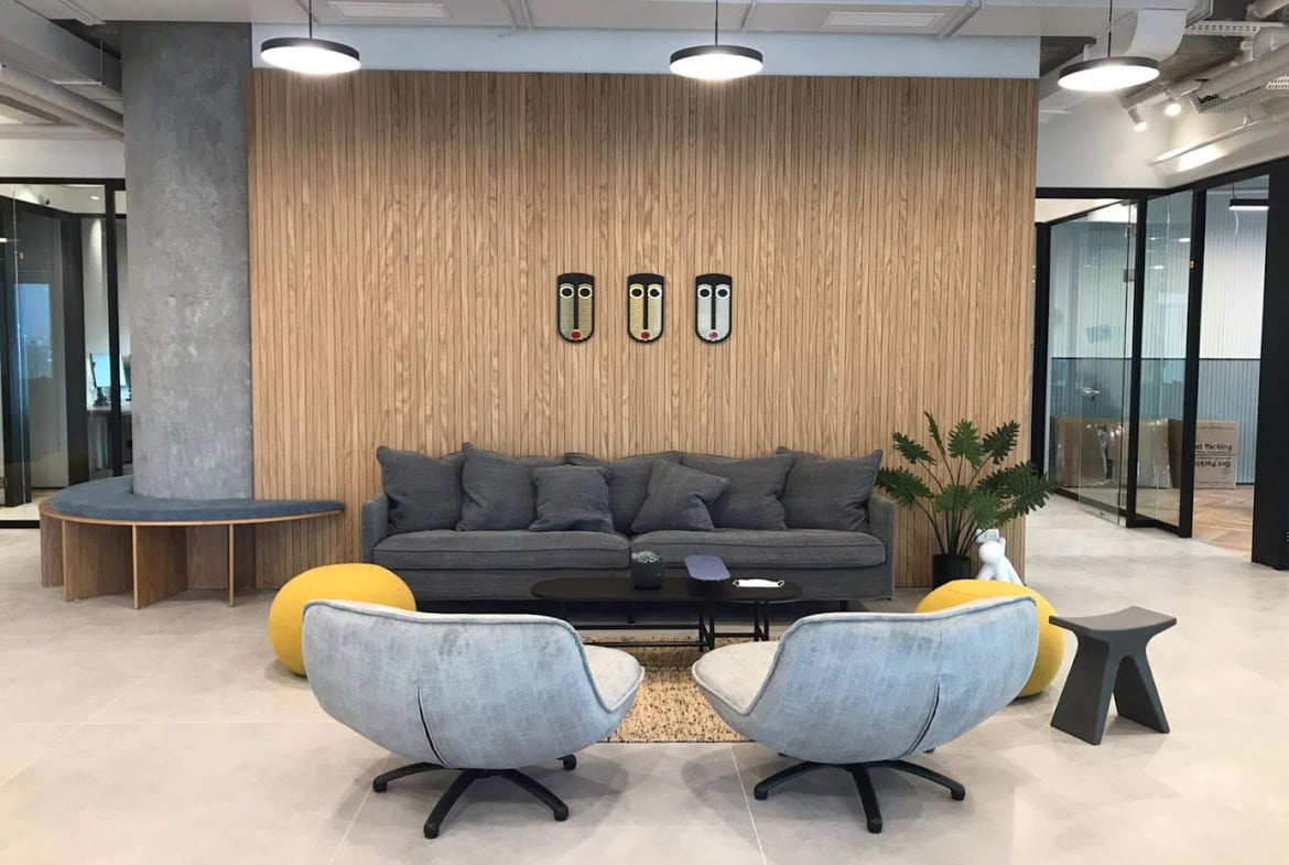 אזור לאונג'/ פינת ישיבה במשרד להשכרה במגדל רסיטל