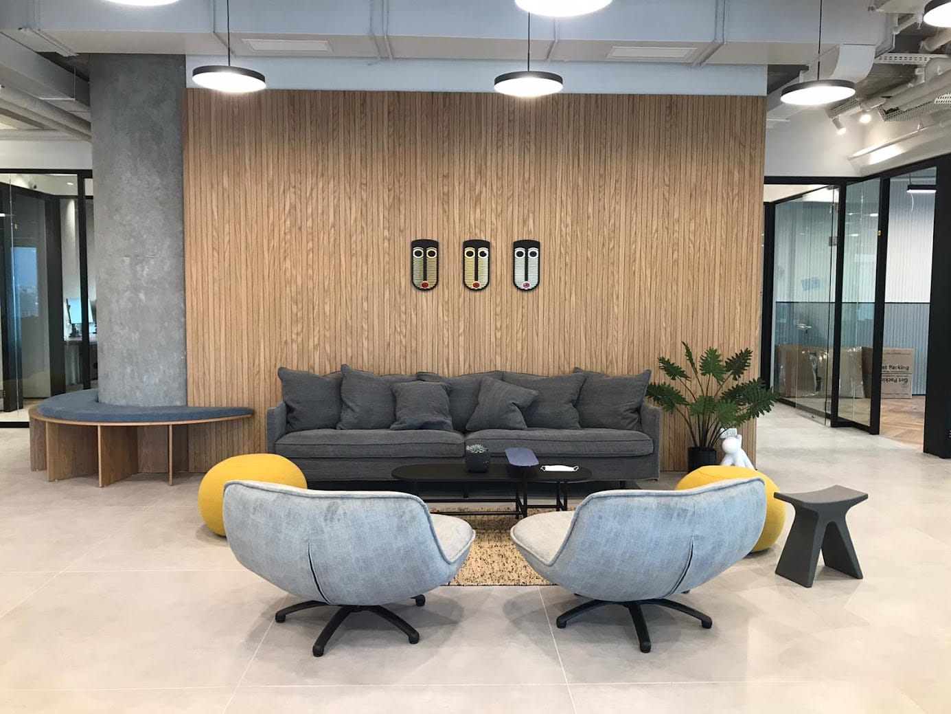 אזור לאונג'/ פינת ישיבה במשרד להשכרה במגדל רסיטל