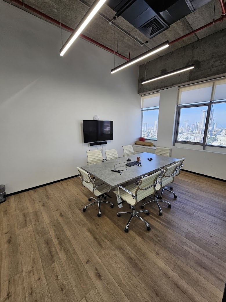 חדר ישיבות/ חדר עבודה גדול מאוד במשרד להשכרה בגיבור ספורט