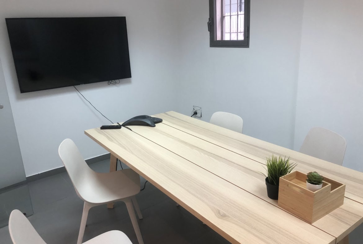 להשכרה משרד משופץ בשכונת מונטיפיורי 88 מ