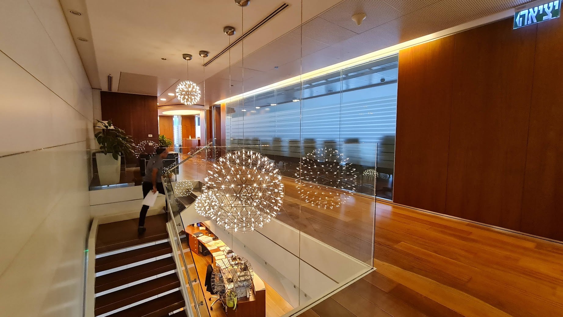 מבט מקומה העליונה- משרד מעוצב בבית קרדן