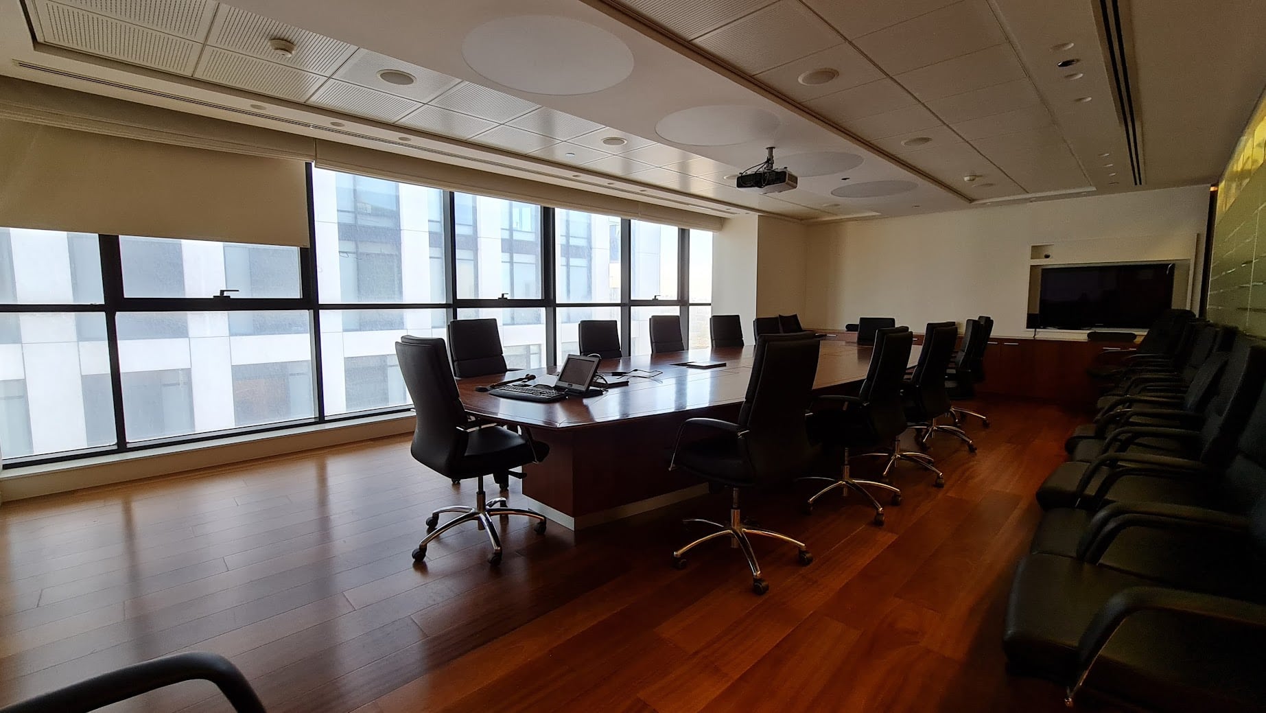 חדר ישיבות גדול במשרד להשכרה 1184 מ"ר בבית קרדן