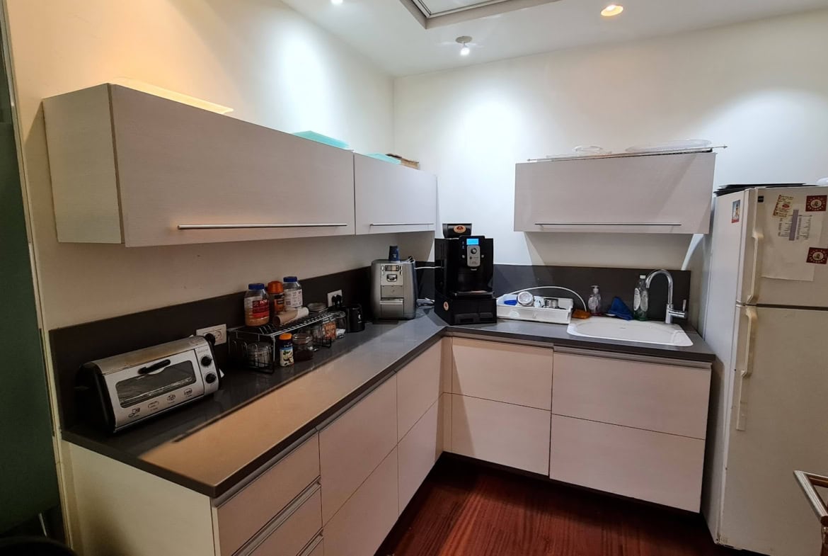 מטבח במשרד להשכרה בבית קרדן