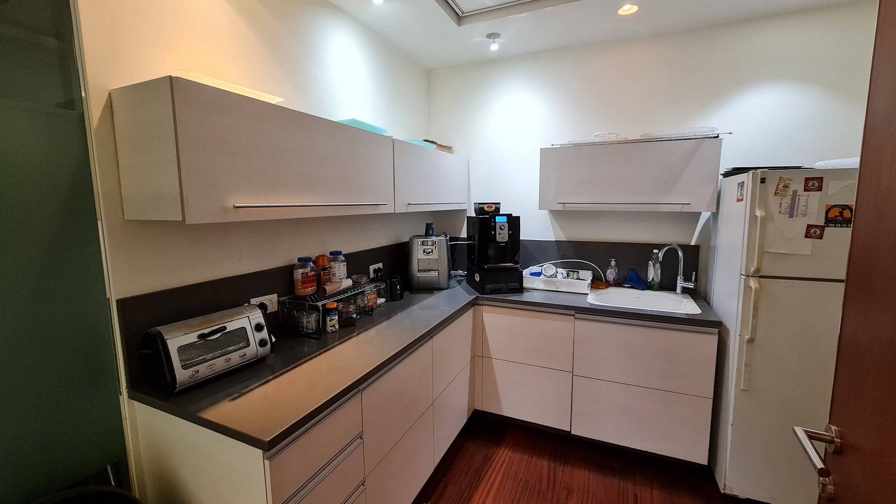 מטבח במשרד להשכרה בבית קרדן