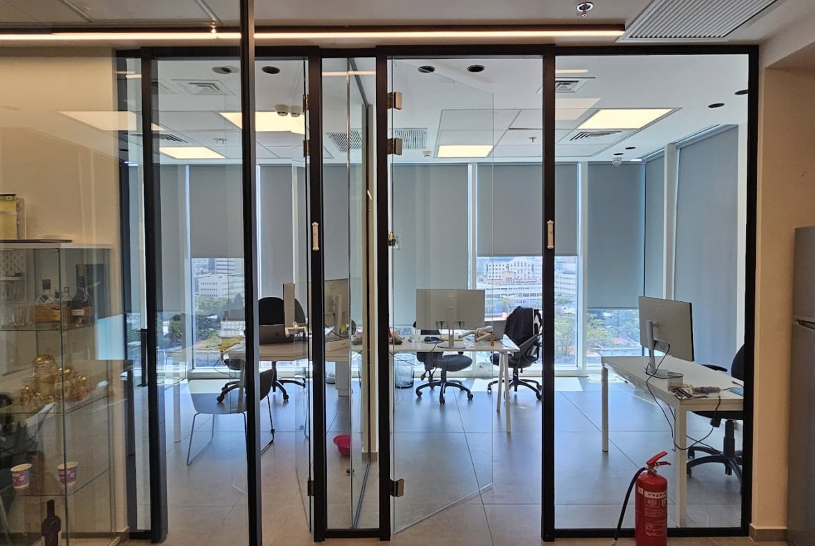 חדרי עבוד גדולים במשרד להשכרה במגדל סקיי