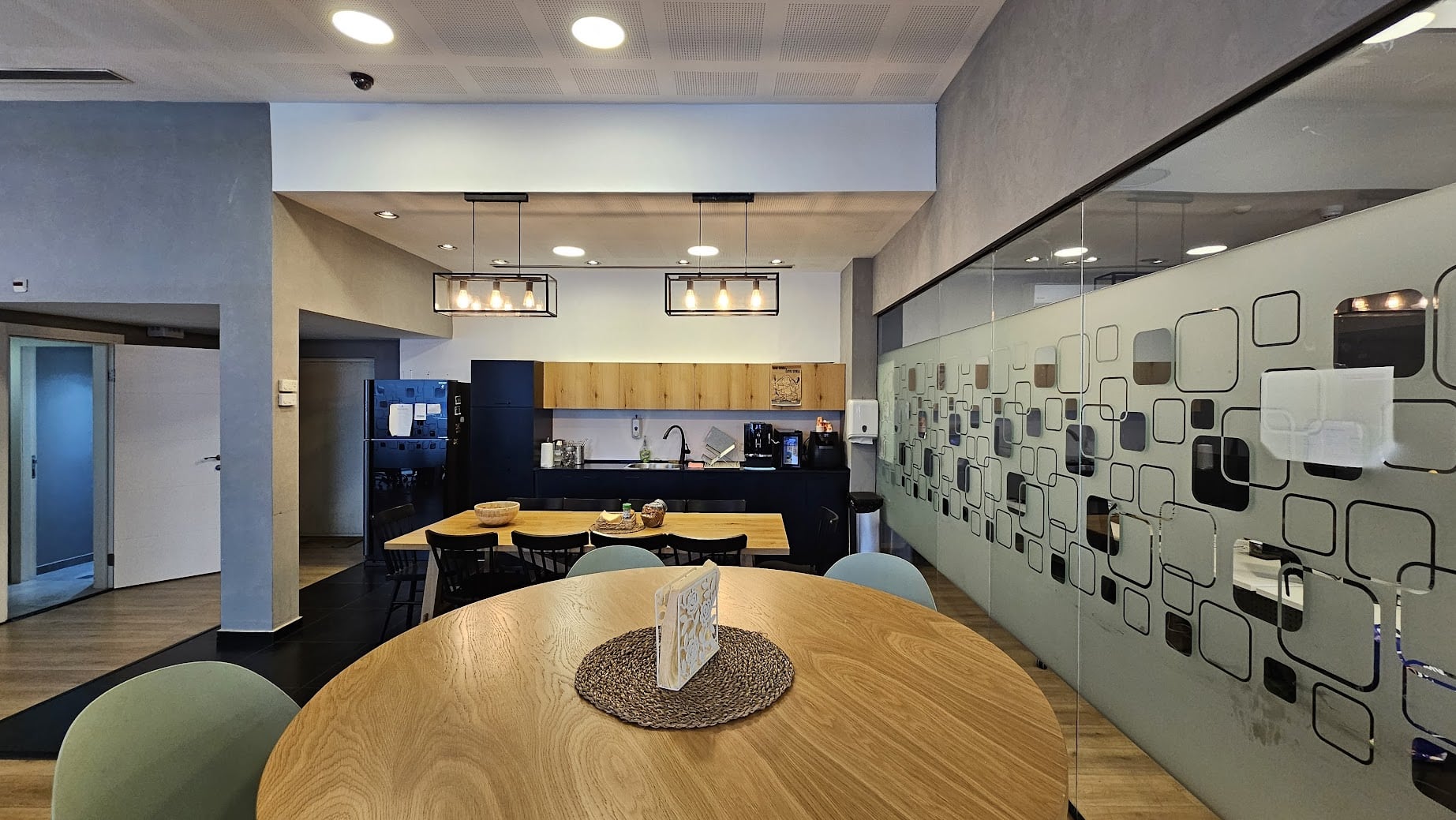 מטבח גדול עם מקום לפינות אוכל במשרד להשכרה על ציר יגאל אלון