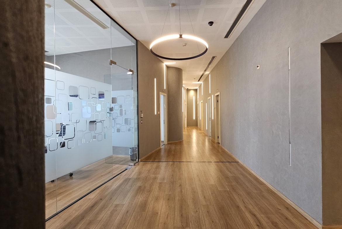 מסדרון וכניסה לחדרי עבודה- משרד מהמם- תקרות גבוהות