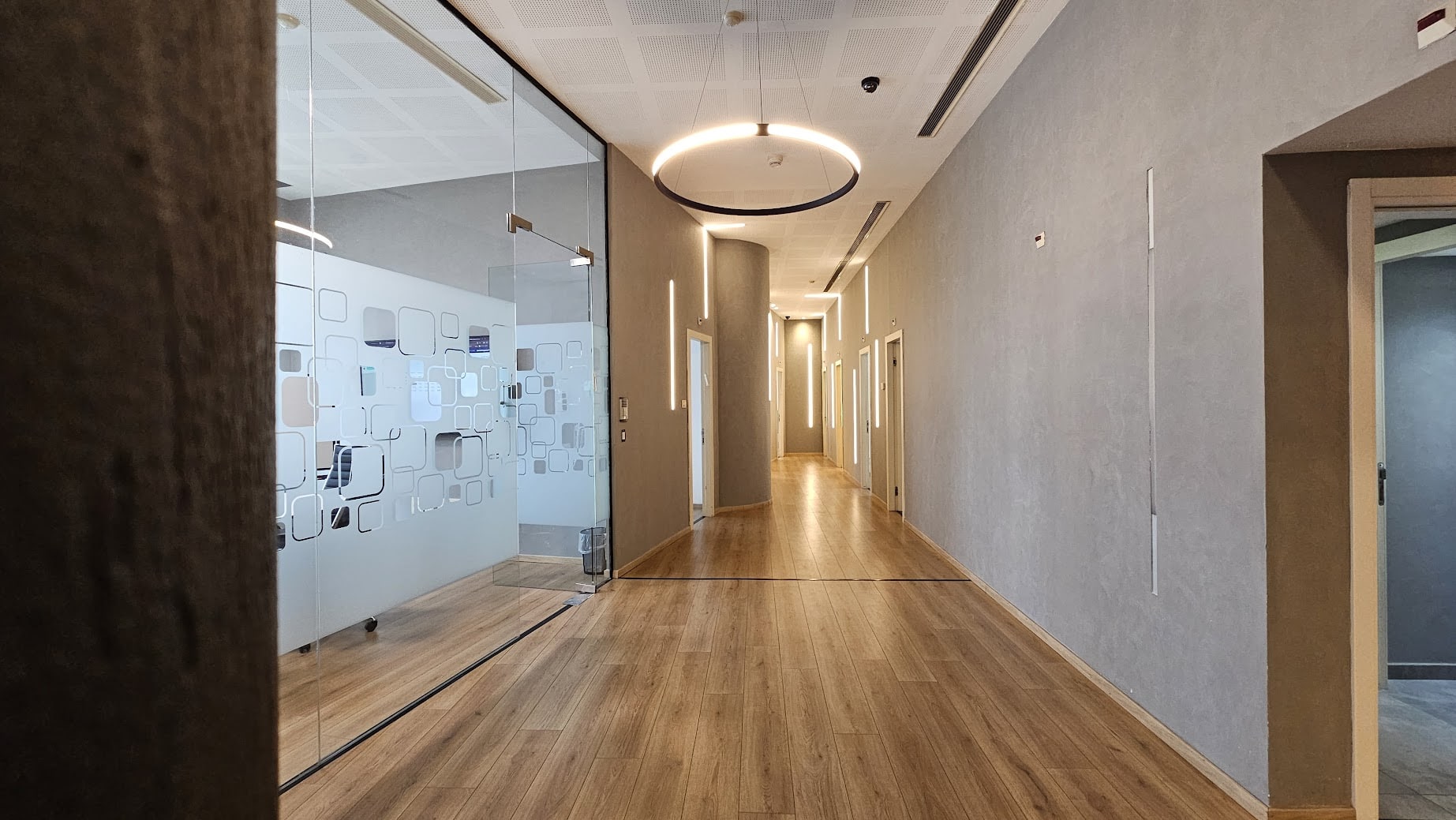 מסדרון וכניסה לחדרי עבודה- משרד מהמם- תקרות גבוהות