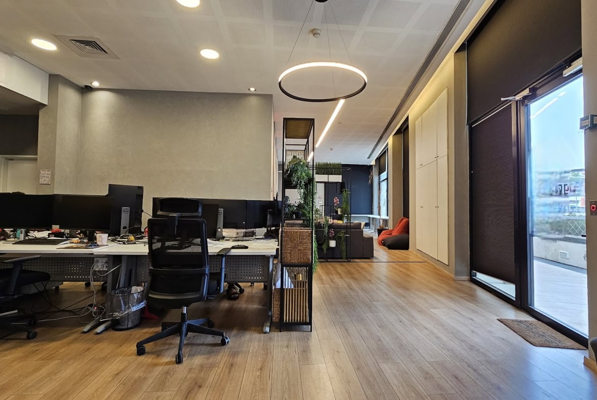 אופן ספייס עם עמדות עבודה במשרד להשכרה על ציר יגאל אלון