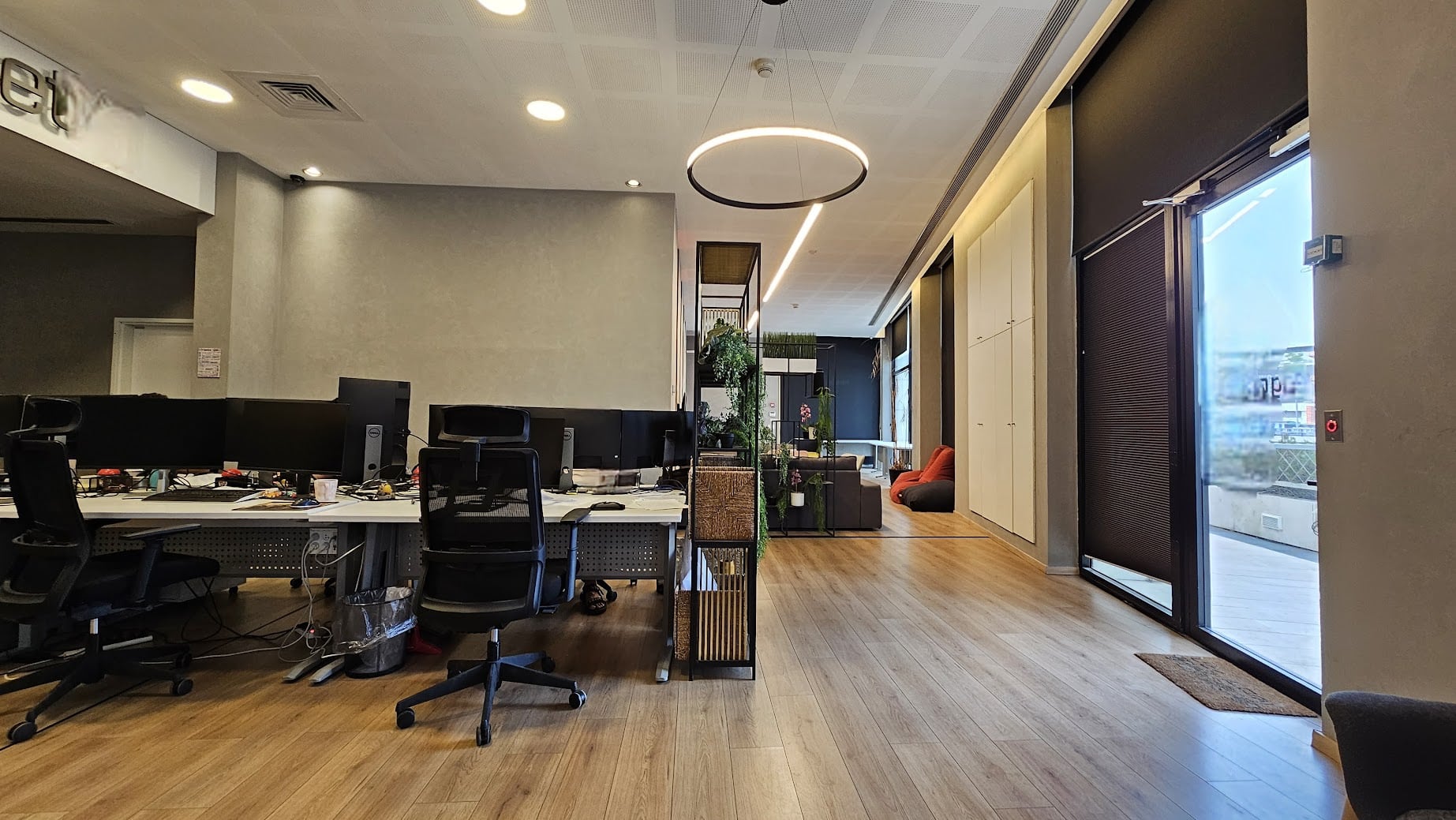 אופן ספייס עם עמדות עבודה במשרד להשכרה על ציר יגאל אלון