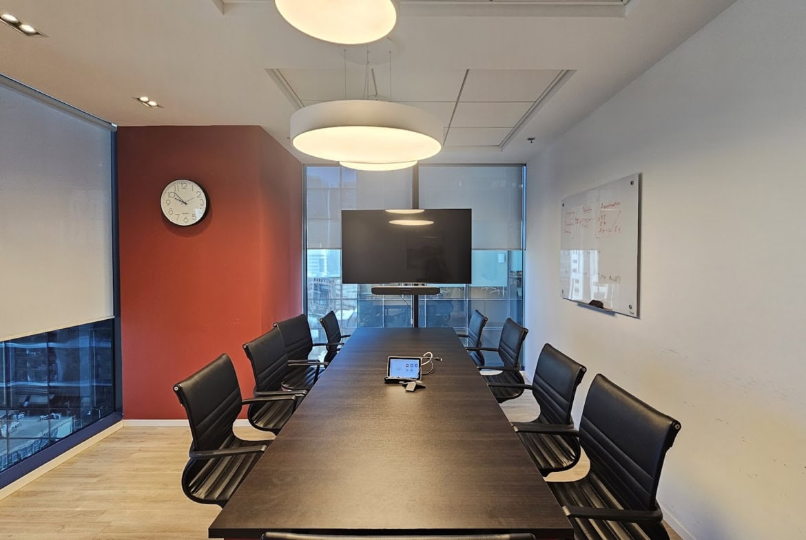 חדר ישיבות גדול במשרד להשכרה במגדלי שרונה