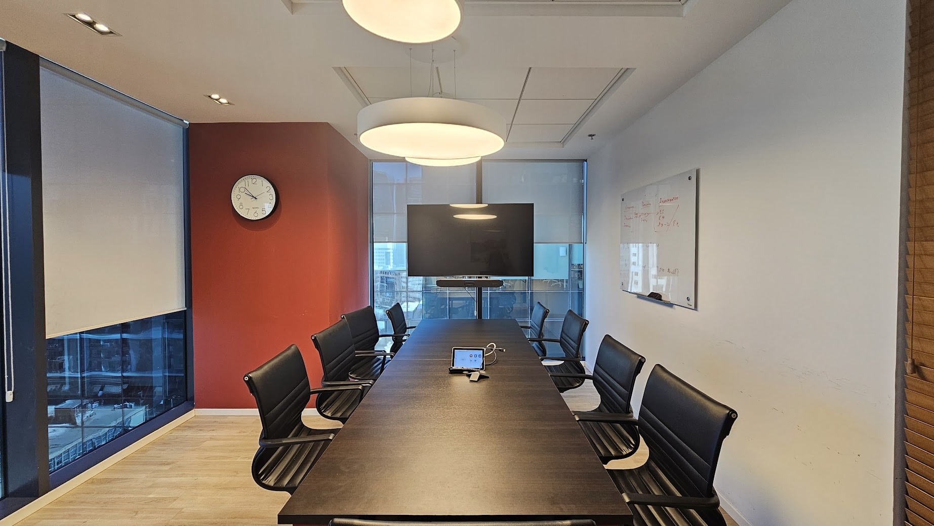 חדר ישיבות גדול במשרד להשכרה במגדלי שרונה