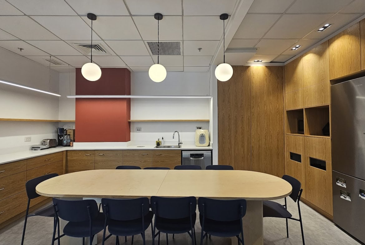 מטבח עם מקומות אוכל במשרד להשכרה בשרונה