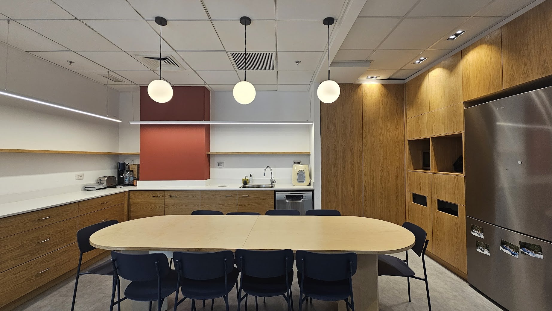 מטבח עם מקומות אוכל במשרד להשכרה בשרונה