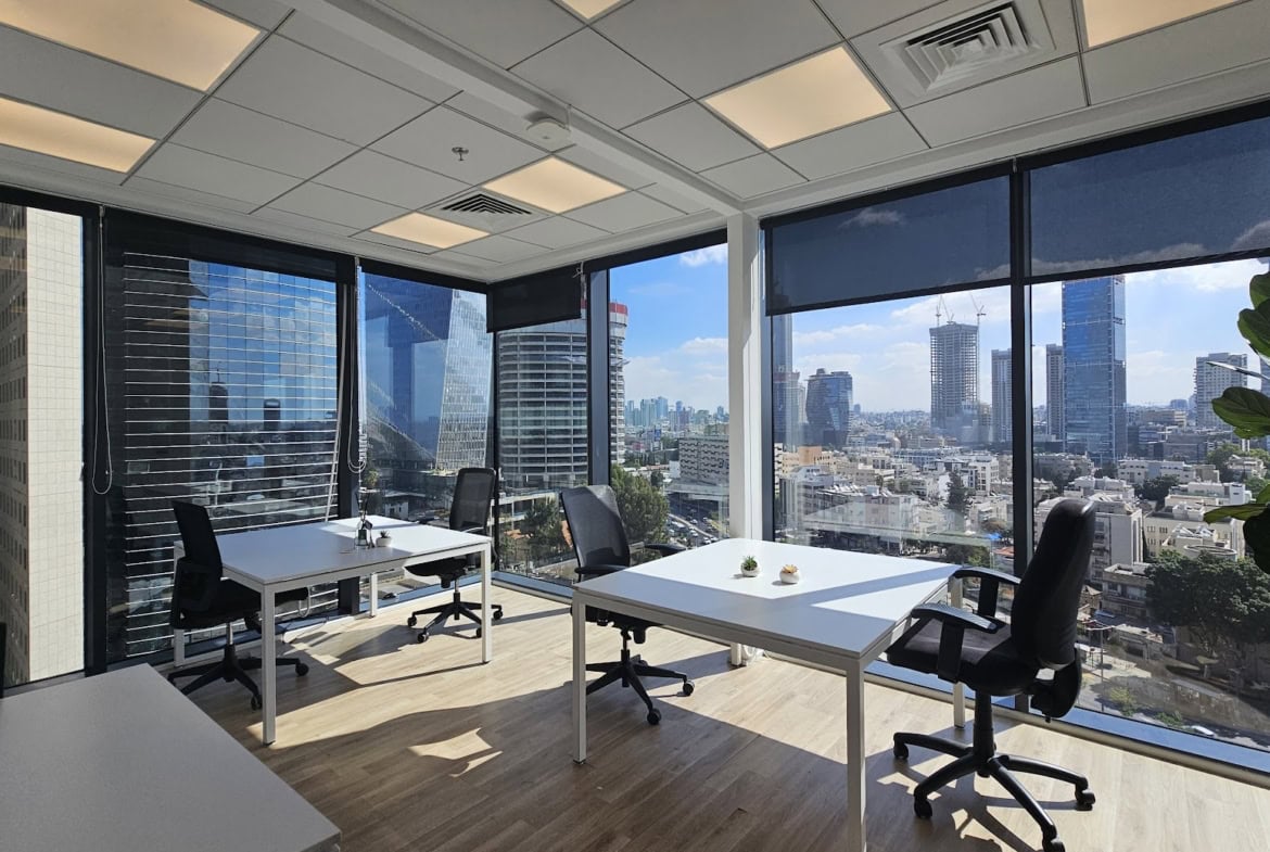 חדר עבודה גדול/ חדר צוות במשרד להשכרה במגדלי הארבעה