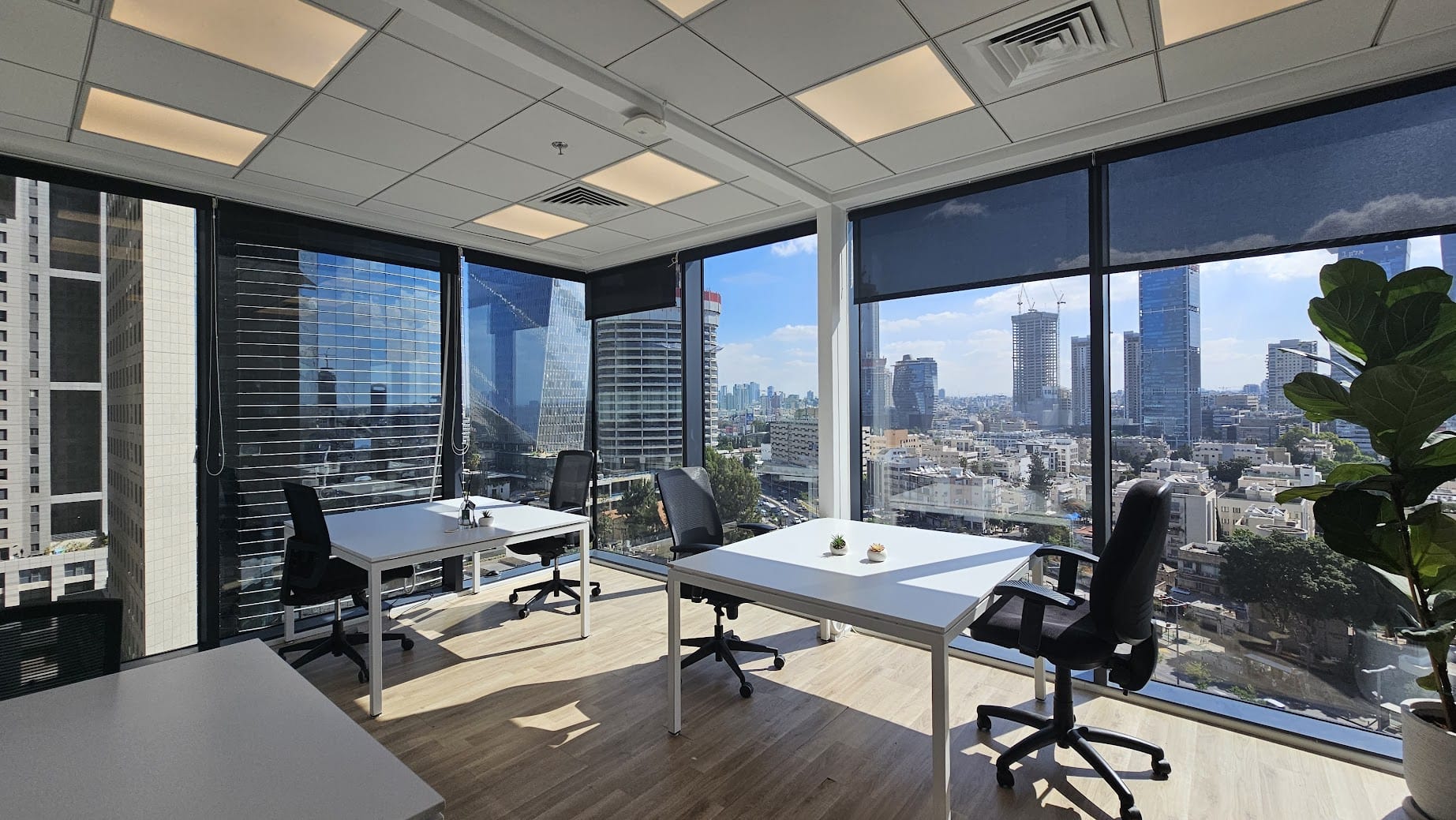 חדר עבודה גדול/ חדר צוות במשרד להשכרה במגדלי הארבעה
