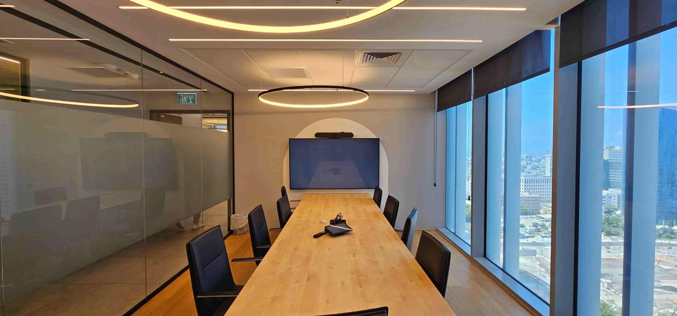 משרד 420 מ"ר מרוהט ברמת גימור גבוה במגדלי התאומי בחסן ערפה - חדר ישיבות גדול