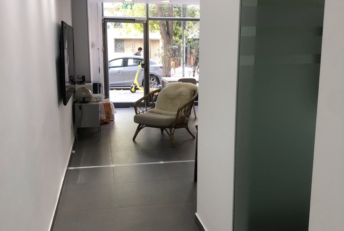 להשכרה משרד משופץ בשכונת מונטיפיורי 88 מ