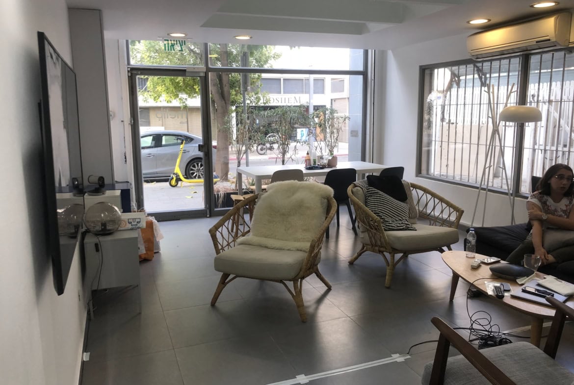 להשכרה משרד משופץ בשכונת מונטיפיורי 88 מ