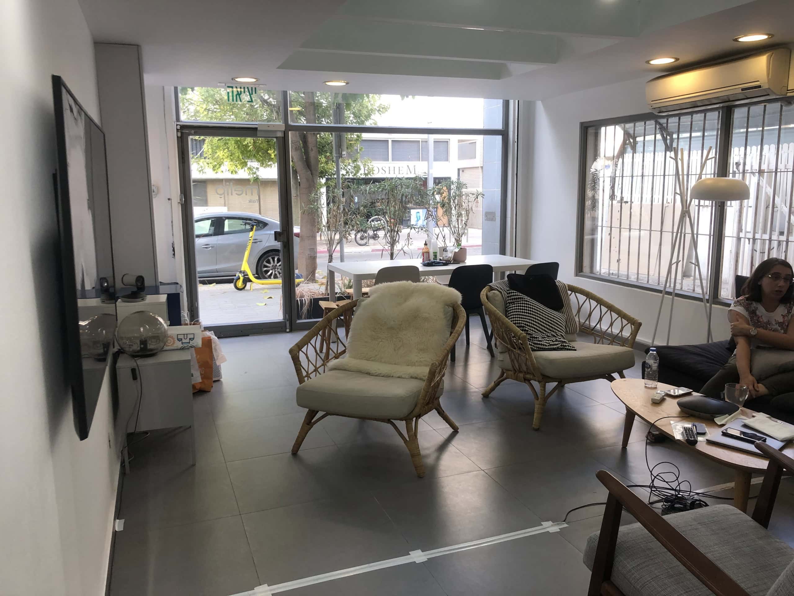 להשכרה משרד משופץ בשכונת מונטיפיורי 88 מ"ר כניסה