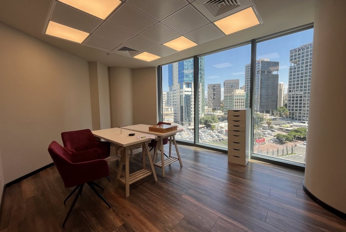 אחד מחדרי עבודה במשרד להשכרה במגדל ספיר