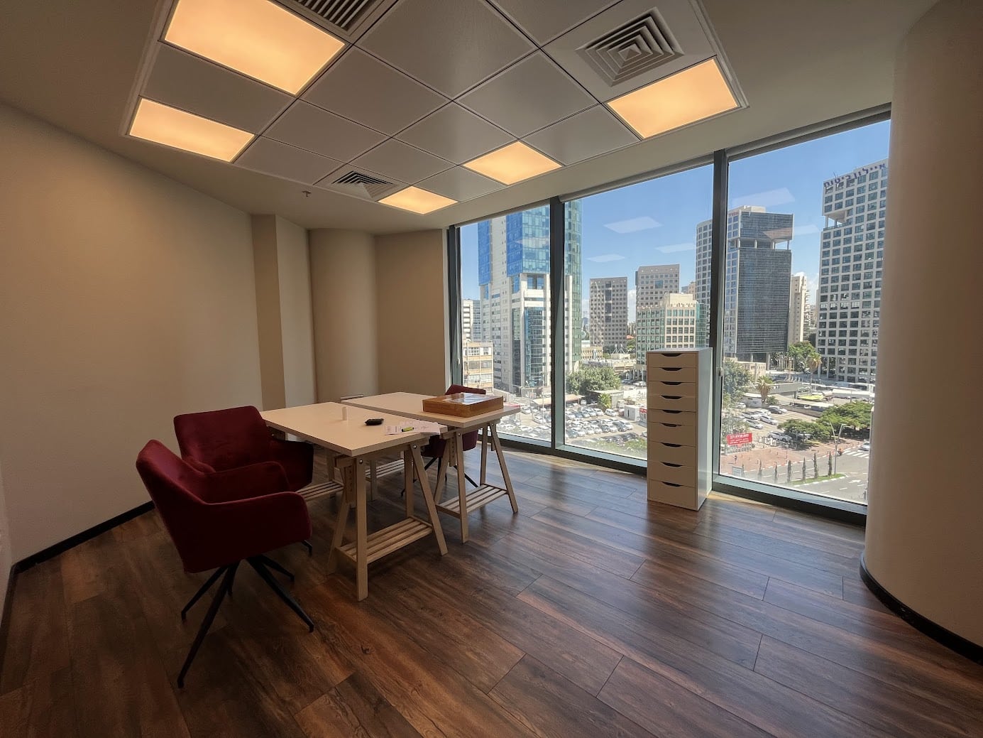 אחד מחדרי עבודה במשרד להשכרה במגדל ספיר