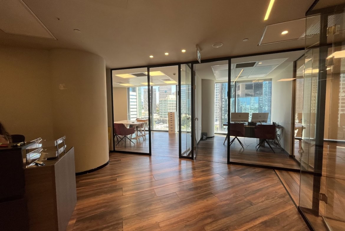 מבט כללי- עמדת קבלה וחדרי עבודה במשרד