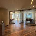 מבט כללי- עמדת קבלה וחדרי עבודה במשרד