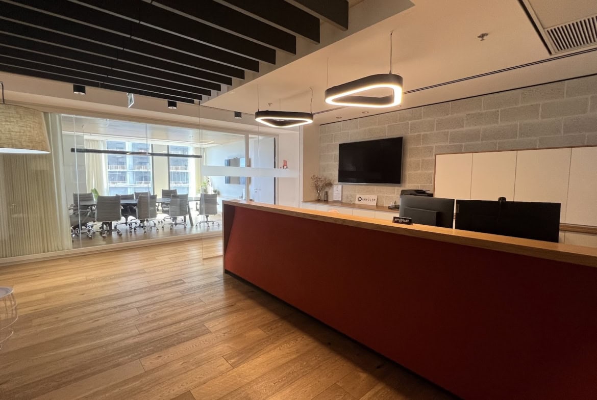 עמדת קבלה במשרד להשכרה במגדל השחר בקומה גבוהה