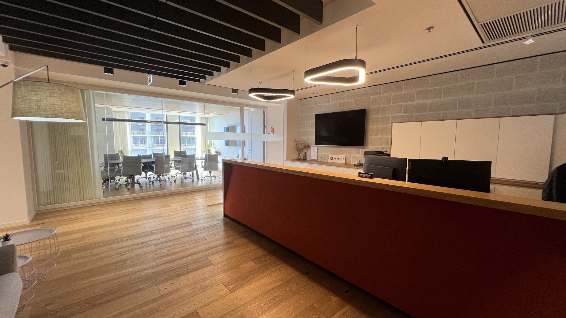 עמדת קבלה במשרד להשכרה במגדל השחר בקומה גבוהה