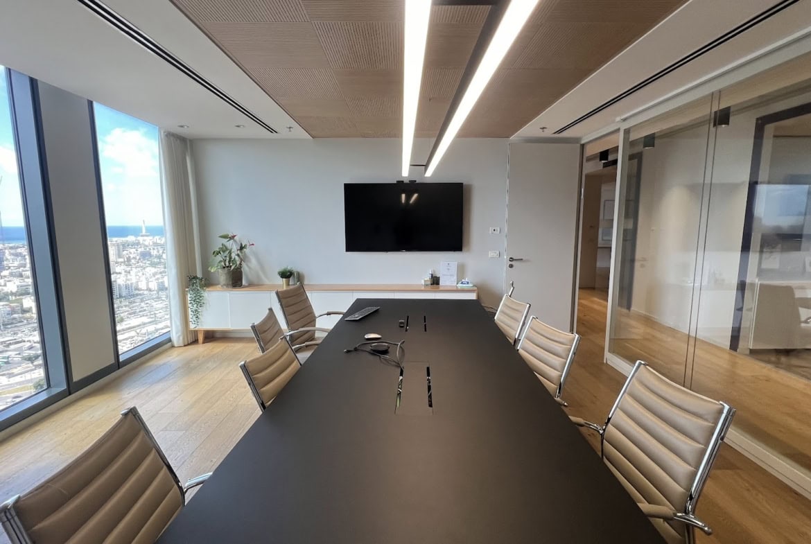 חדר ישיבות גדול במשרד להשכרה במגדל השחר