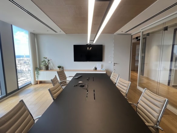 חדר ישיבות גדול במשרד להשכרה במגדל השחר