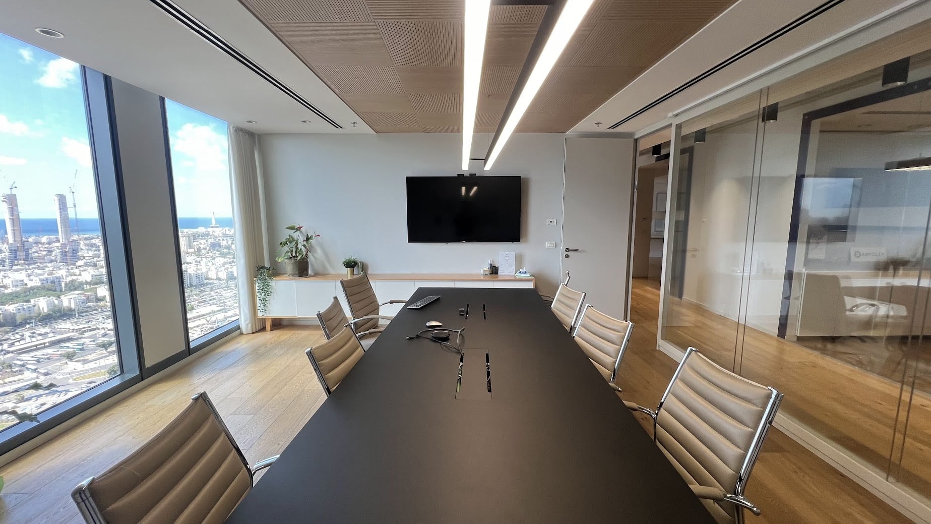 חדר ישיבות גדול במשרד להשכרה במגדל השחר